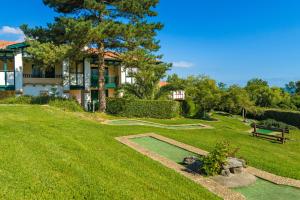 Ein Garten an der Unterkunft Azureva Hendaye