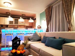 Una sala de estar con un sofá y una cocina. en Victory Dedinje, en Belgrado
