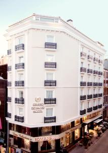 イスタンブールにあるGrand Beyazit Hotel Old Cityの看板が貼られた白い建物