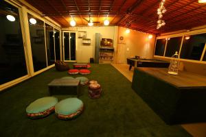 Acons Palm Beach في آليباغ: غرفة معيشة مع أريكة والمسند