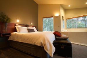 sypialnia z dużym łóżkiem i łazienką w obiekcie Bushland w mieście Halls Gap