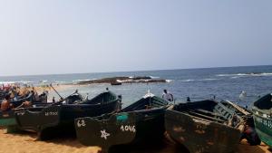 un grupo de barcos sentados en la playa en Riad7 en Azemmour