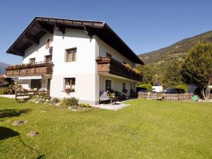 una grande casa bianca con un cortile erboso di Haus Vollmeier a Debant