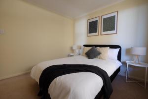 Krevet ili kreveti u jedinici u objektu Ochre Point Beach House on Moana Seafront