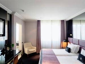 Un pat sau paturi într-o cameră la Altis Avenida Hotel