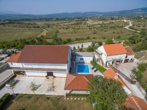 eine Luftansicht eines Hauses mit orangefarbenem Dach in der Unterkunft Holiday Home Mirela in Studenci
