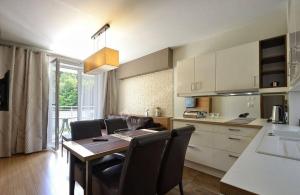 Kuchyňa alebo kuchynka v ubytovaní Apartament Bluszcz
