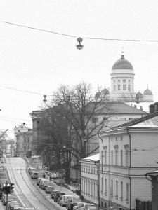 una foto en blanco y negro de una calle de la ciudad con coches en Stay Here Apartment Liisa, en Helsinki