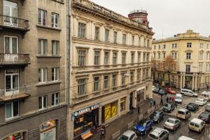 Nespecifikovaný výhled na destinaci Lvov nebo výhled na město při pohledu z aparthotelu