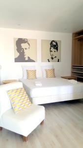 En eller flere senge i et værelse på Hotel Sable Et Soleil - Port, Plage et spa