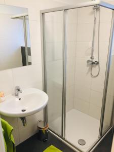 A bathroom at Sonnenweg Appartements