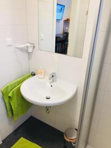 A bathroom at Sonnenweg Appartements