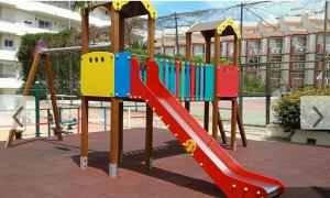 Area permainan anak di Casa María Carihuela Park Palace