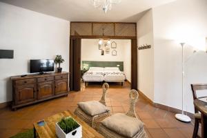 ein Schlafzimmer mit einem Bett und einem Tisch und Stühlen in der Unterkunft Bed and Snow Family Apartments in Sierra Nevada