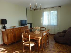 米洛的住宿－Le cerisier，餐桌、椅子和沙发
