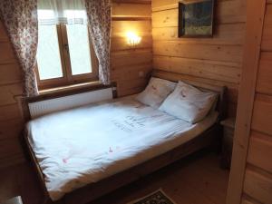 Ліжко або ліжка в номері Chata Mioduszyna w Beskidach - drewniany dom z widokiem na Babią Górę