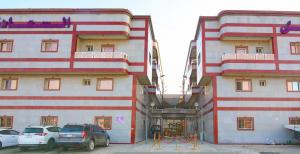 a building with cars parked in front of it at شاطئ البساتين للشقق المخدومة in Jeddah