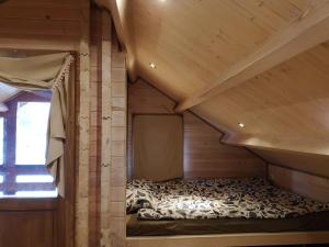 מיטה או מיטות בחדר ב-Holiday House & Sauna in Druskininkai