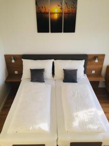 A bed or beds in a room at Sonnenweg Appartements