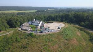 una vista aérea de una gran casa en una colina en Het Montferland en Zeddam