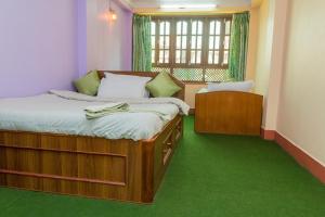 una camera da letto con un letto di legno e una finestra di Swastik Guest House a Bhaktapur