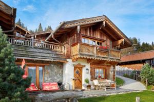 Blockhaus mit Balkon und Terrasse in der Unterkunft Almdorf Flachau - Luxus Hüttenurlaub in Flachau