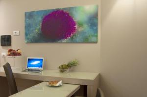 a desk with a laptop computer on top of it at Alma di Alghero Hotel in Alghero