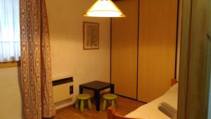 パンティコサにあるAPARTAMENTO BRAZATOのベッドルーム1室(ベッド1台、テーブル、スツール2台付)
