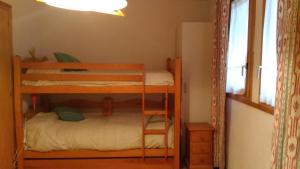 パンティコサにあるAPARTAMENTO BRAZATOのベッドルーム1室(二段ベッド2台、窓付)が備わります。