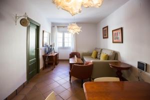 una sala de estar con un sofá y una mesa en Bed and Snow Art Apartments, en Sierra Nevada