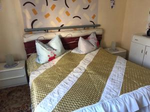 ein Schlafzimmer mit einem Bett mit Kissen darauf in der Unterkunft Ferienwohnung Steffi Lauschke in Gerstenberg