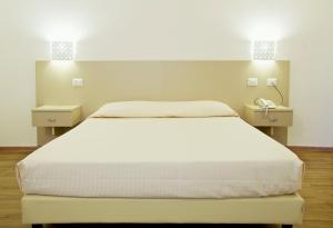 Rúm í herbergi á Hotel Nettuno