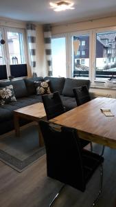 un soggiorno con un divano e un tavolo di legno di Haus Steeg a Braunlage