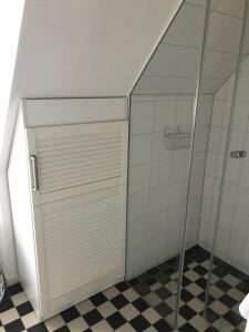łazienka z prysznicem z przesuwnymi drzwiami w obiekcie Ferienwohnungen Hebbel w mieście Husum