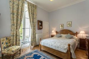 Saint-Jean-Saint-GermainにあるChâteau de Mont-Félixのベッドルーム1室(ベッド1台、椅子、窓付)