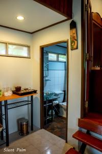 Habitación con una puerta que conduce a un baño en Silent Palm Samui, en Taling Ngam