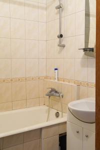 een badkamer met een bad en een wastafel bij Квартира по адресу Приозерная 8 Б Оболонь in Kiev