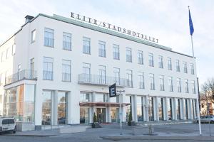 Un bâtiment blanc avec un panneau. dans l'établissement Elite Stadshotellet Eskilstuna, à Eskilstuna