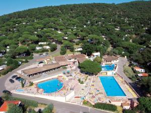 una vista aérea de un complejo con 2 piscinas en PARC ST JAMES PARC MONTANA, en Gassin