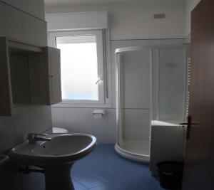 Dainese Apartments, Casa Abigail في ليدو دي يسولو: حمام مع حوض ودش