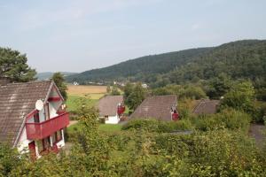 キルヒハイムにあるFerienhaus am See im Bergland "Schmetterling"の山を背景とした家屋群
