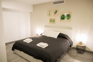 1 dormitorio con 1 cama con 2 toallas en Fantástico ático en primera línea de playa, en Las Palmas de Gran Canaria