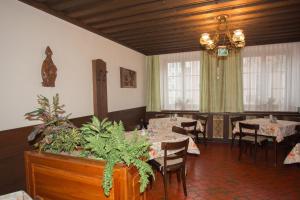 un restaurante con mesas y sillas y una lámpara de araña en Gasthof Maurer, en Gloggnitz