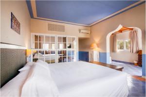 Postel nebo postele na pokoji v ubytování Beach Hotel Dos Mares + 37 fotografií