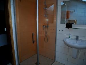 A bathroom at Apartment Obertraun