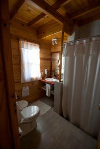 baño con aseo y cabina de ducha en Rancho Paradise - Adults Only en Nono