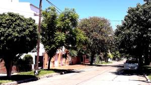 El barrio en el que está el departamento o un barrio cercano