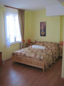 A bed or beds in a room at Hadjibulevata Guest House