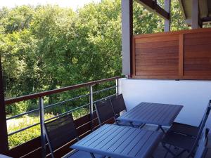 een blauwe picknicktafel en stoelen op een balkon bij Terres Marines in Saint-Jean-de-Luz