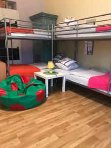 Двухъярусная кровать или двухъярусные кровати в номере Hostel Centrum Sabot